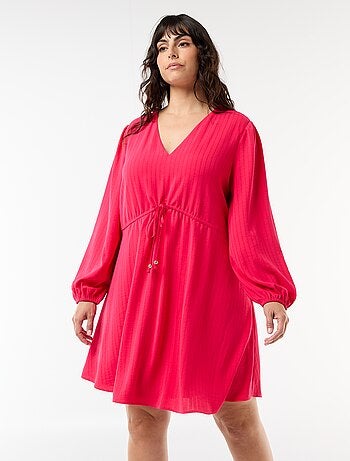 Vestido largo plisado con joya dorada