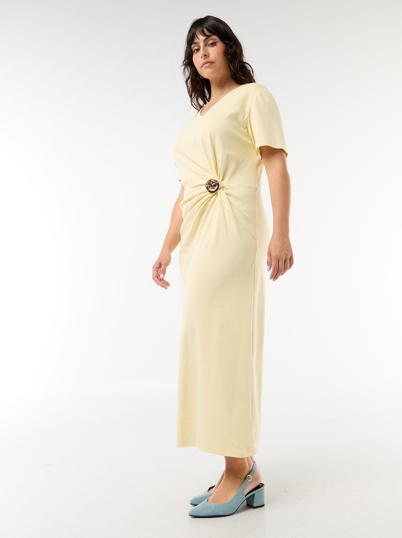 Vestido largo plisado con joya dorada Amarillo - Kiabi