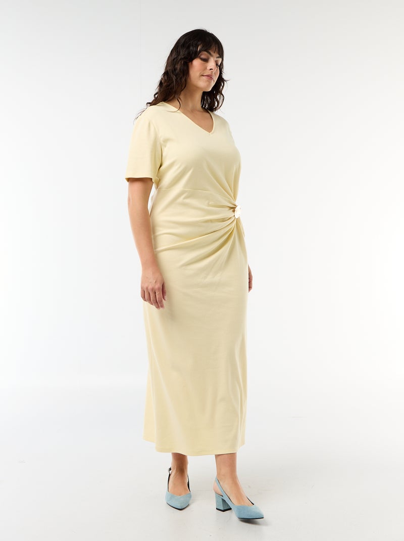 Vestido largo plisado con joya dorada Amarillo - Kiabi