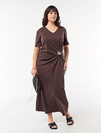 Vestido largo plisado con joya dorada