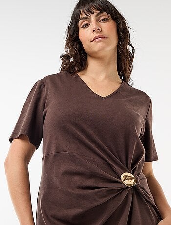 Vestido largo plisado con joya dorada