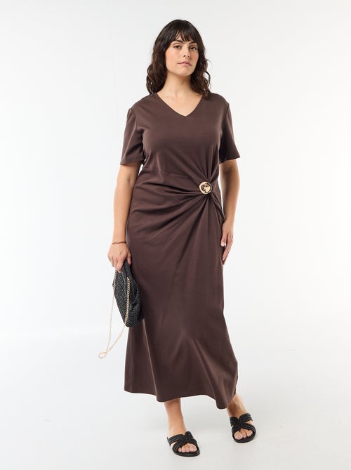 Vestido largo plisado con joya dorada - Kiabi