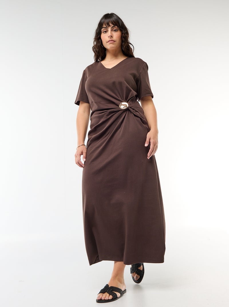 Vestido largo plisado con joya dorada Marron - Kiabi