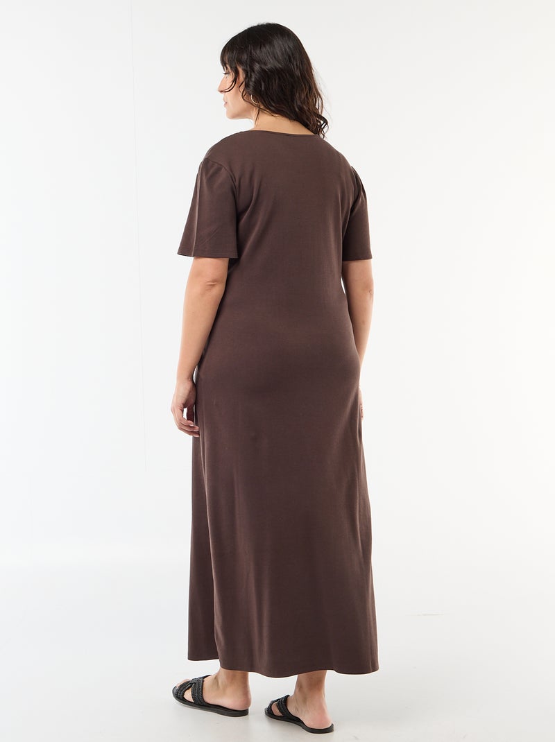 Vestido largo plisado con joya dorada Marron - Kiabi