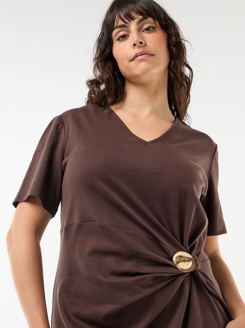 Vestido largo plisado con joya dorada Marron - Kiabi