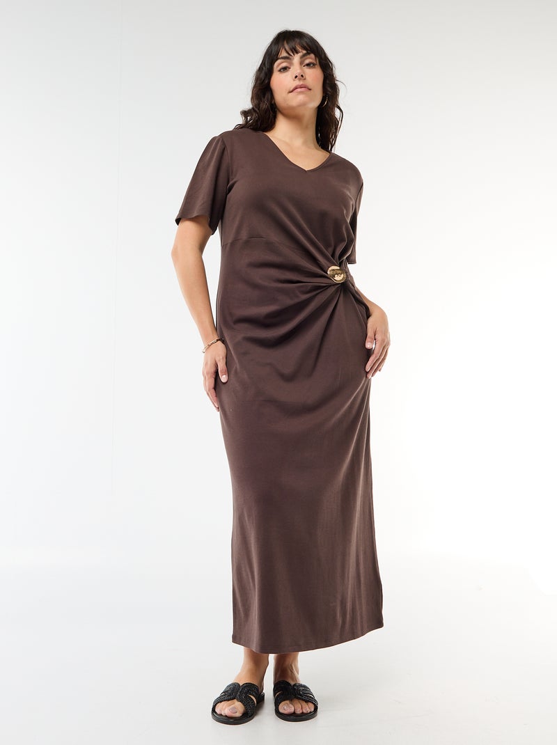 Vestido largo plisado con joya dorada Marron - Kiabi