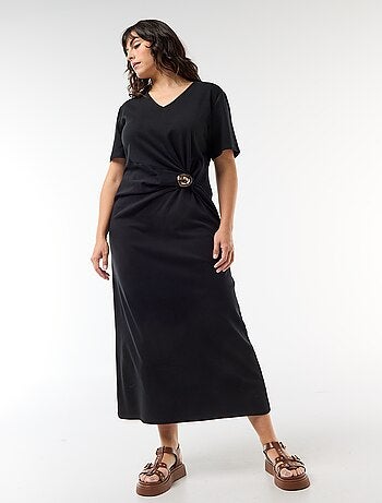 Vestido largo plisado con joya dorada