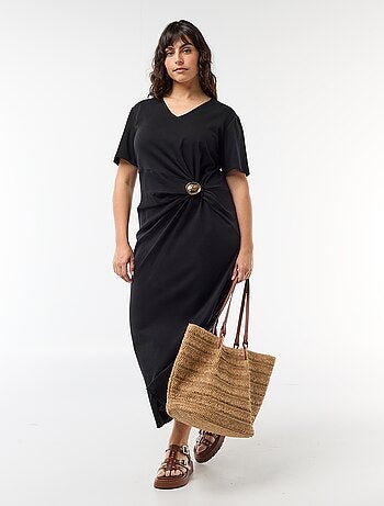 Vestido largo plisado con joya dorada