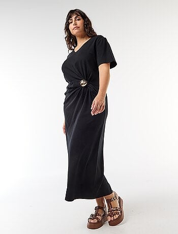 Vestido largo plisado con joya dorada