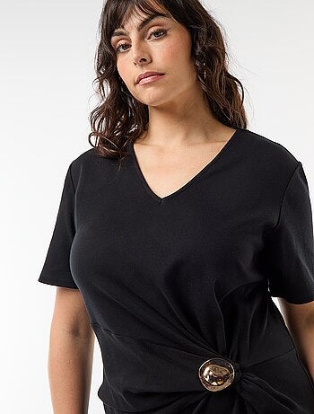 Vestido largo plisado con joya dorada