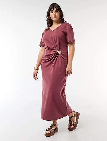 Vestido largo plisado con joya dorada