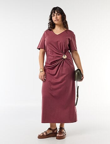 Vestido largo plisado con joya dorada