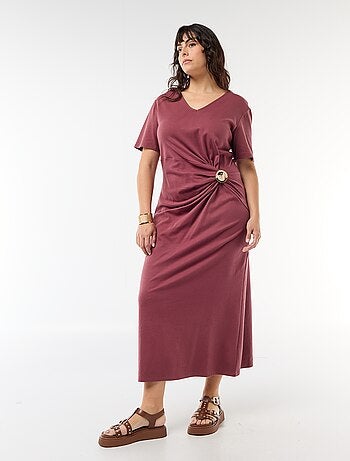 Vestido largo plisado con joya dorada