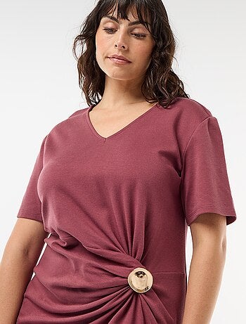 Vestido largo plisado con joya dorada