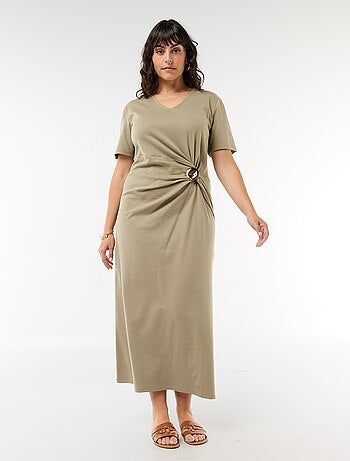 Vestido largo plisado con joya dorada