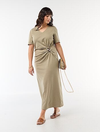 Vestido largo plisado con joya dorada