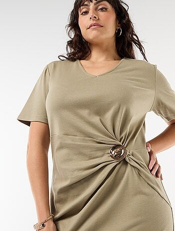 Vestido largo plisado con joya dorada