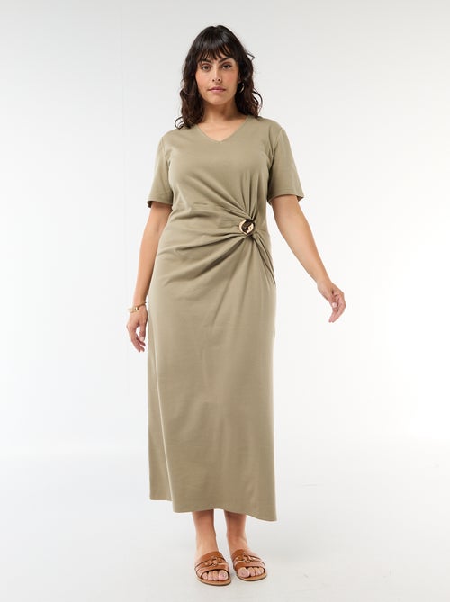 Vestido largo plisado con joya dorada - Kiabi