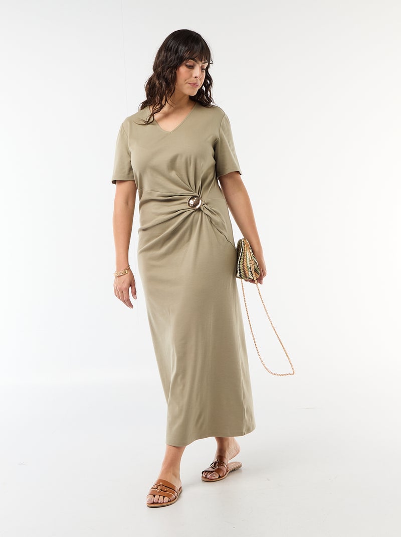 Vestido largo plisado con joya dorada Verde - Kiabi