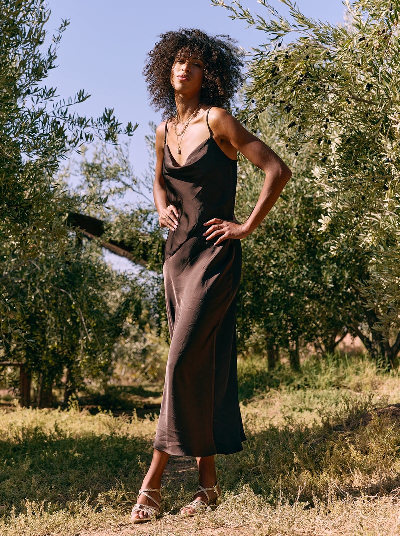 Vestido largo satinado de tirantes finos Marron - Kiabi