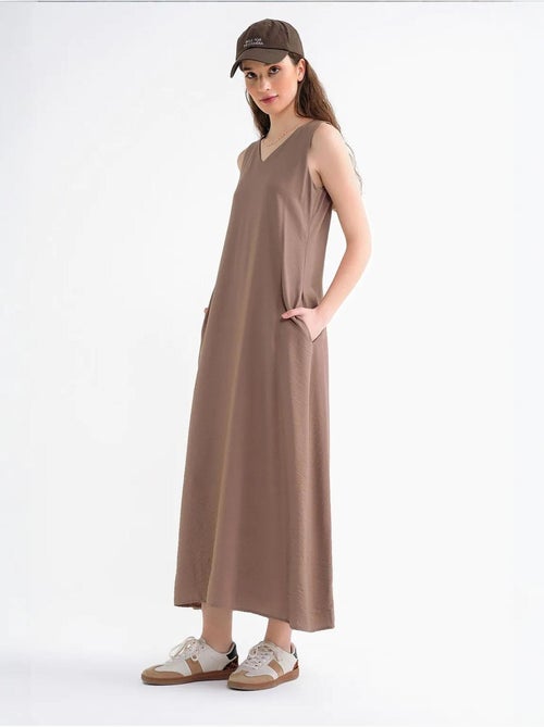Vestido largo sin mangas con cuello en v y bolsillos mixray - Kiabi Vestido largo sin mangas con cuello en v y bolsillos mixray - Kiabi