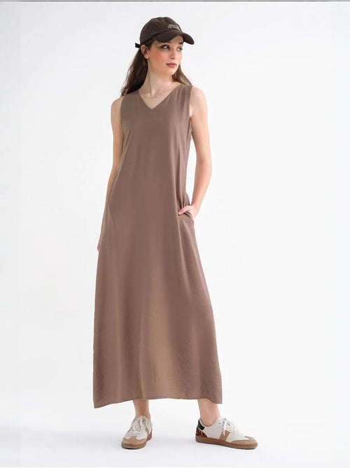 Vestido largo sin mangas con cuello en v y bolsillos mixray - Kiabi Vestido largo sin mangas con cuello en v y bolsillos mixray - Kiabi