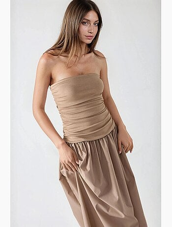 Vestido largo sin tirantes con corte en forma de a hiccup