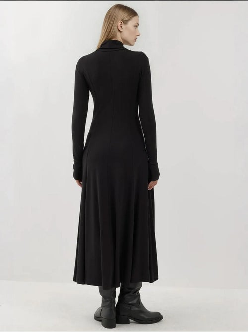 Vestido largo texturizado de medio cuello alto hiccup - Kiabi Vestido largo texturizado de medio cuello alto hiccup - Kiabi