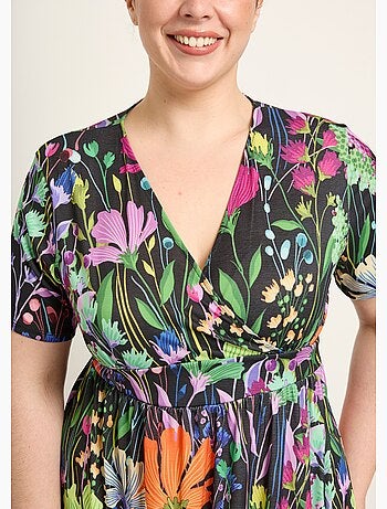 Vestido largo y fluido con mangas cortas y estampado floral.