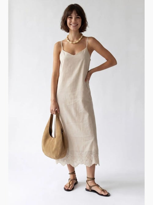 Vestido lencero midi de línea a bordado mixray - Kiabi Vestido lencero midi de línea a bordado mixray - Kiabi
