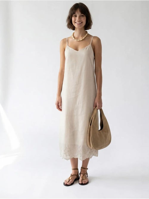 Vestido lencero midi de línea a bordado mixray - Kiabi Vestido lencero midi de línea a bordado mixray - Kiabi
