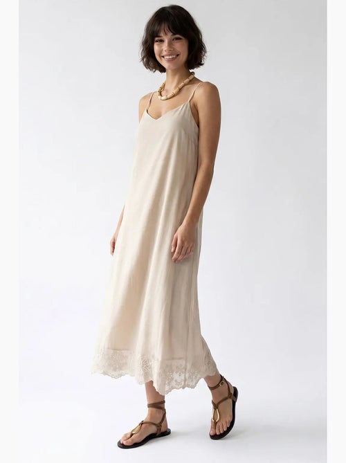 Vestido lencero midi de línea a bordado mixray - Kiabi Vestido lencero midi de línea a bordado mixray - Kiabi
