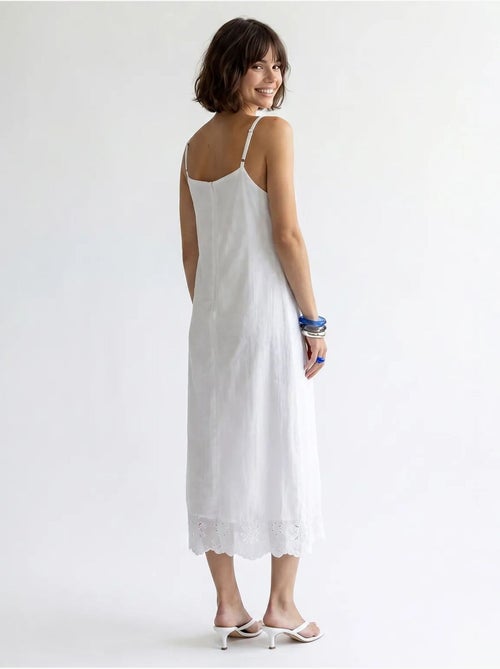 Vestido lencero midi de línea a bordado mixray - Kiabi Vestido lencero midi de línea a bordado mixray - Kiabi