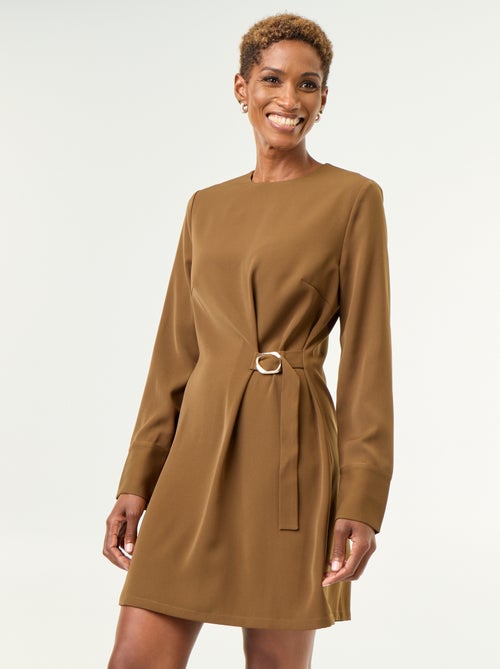 Vestido liso con detalles dorados - Kiabi Vestido liso con detalles dorados - Kiabi