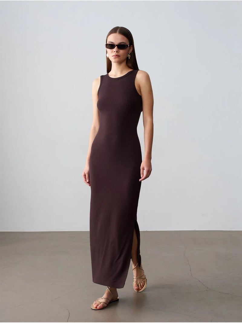 Vestido maxi ajustado sin mangas de canalé dilvin Marrón oscuro - Kiabi