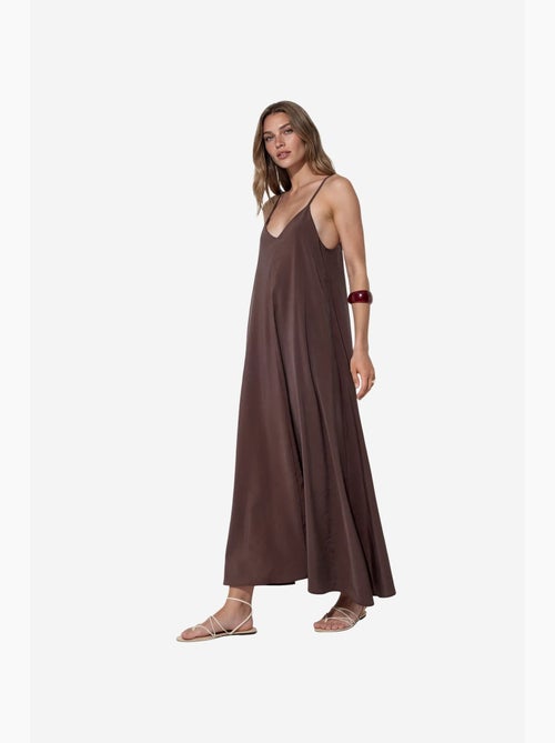 Vestido maxi de satén sin mangas busem - Kiabi Vestido maxi de satén sin mangas busem - Kiabi
