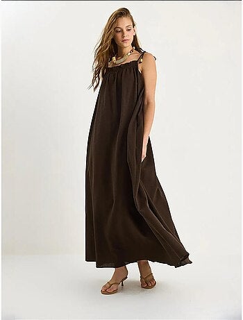 Vestido maxi midi con cuello cuadrado y detalle de volante lucci