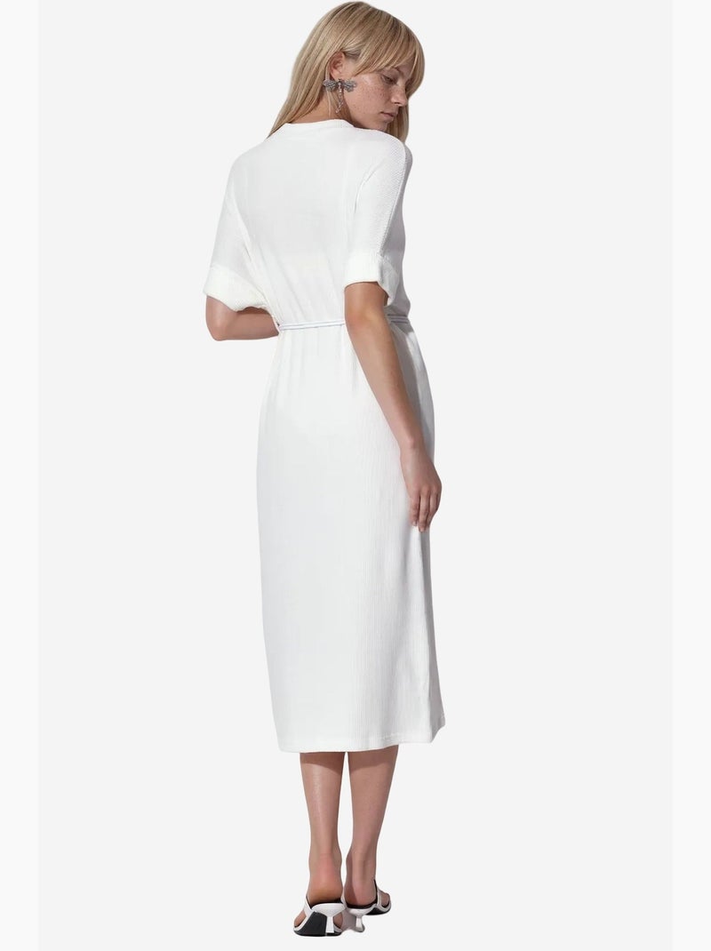 Vestido midi acanalado con cinturón busem Blanco roto - Kiabi