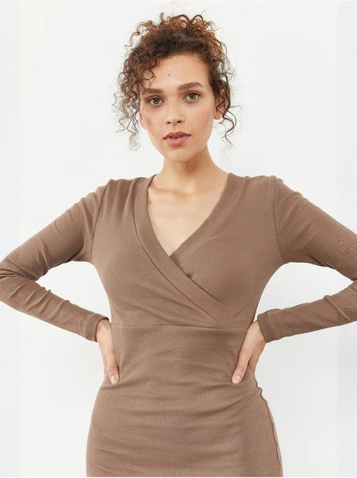 Vestido midi ajustado acanalado con escote en v tommy - Kiabi