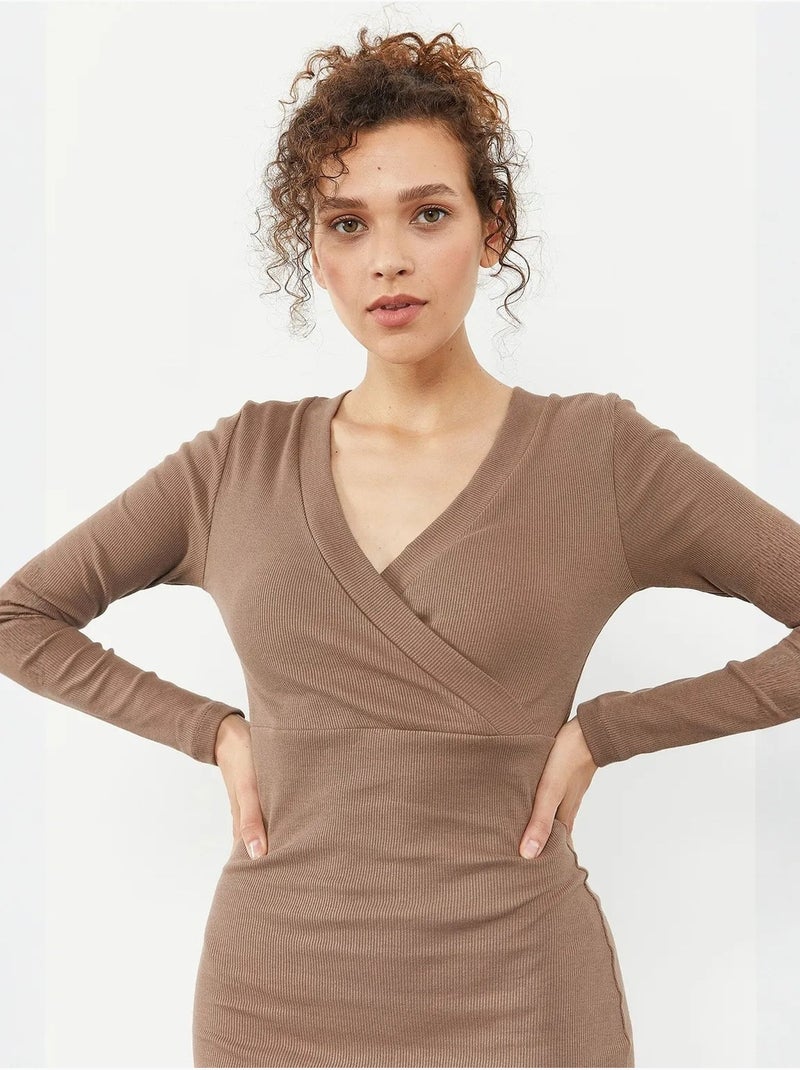 Vestido midi ajustado acanalado con escote en v tommy Taupe - Kiabi