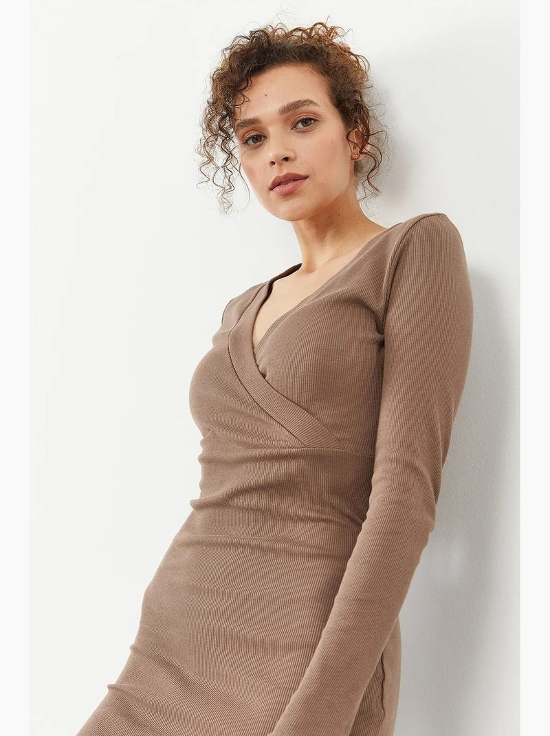 Vestido midi ajustado acanalado con escote en v tommy Taupe - Kiabi