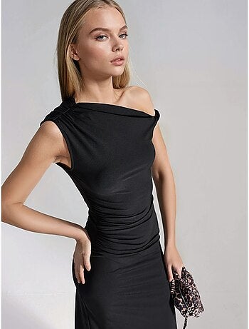 Vestido midi ajustado con cuello asimétrico