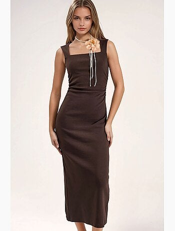 Vestido midi ajustado con cuello cuadrado y abertura hiccup