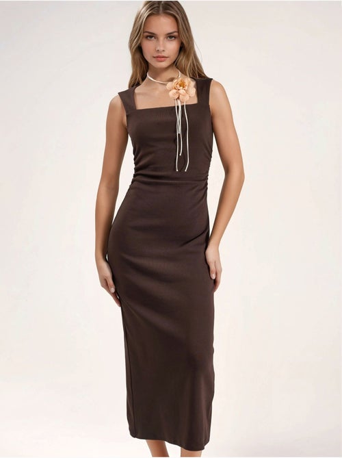 Vestido midi ajustado con cuello cuadrado y abertura hiccup - Kiabi Vestido midi ajustado con cuello cuadrado y abertura hiccup - Kiabi