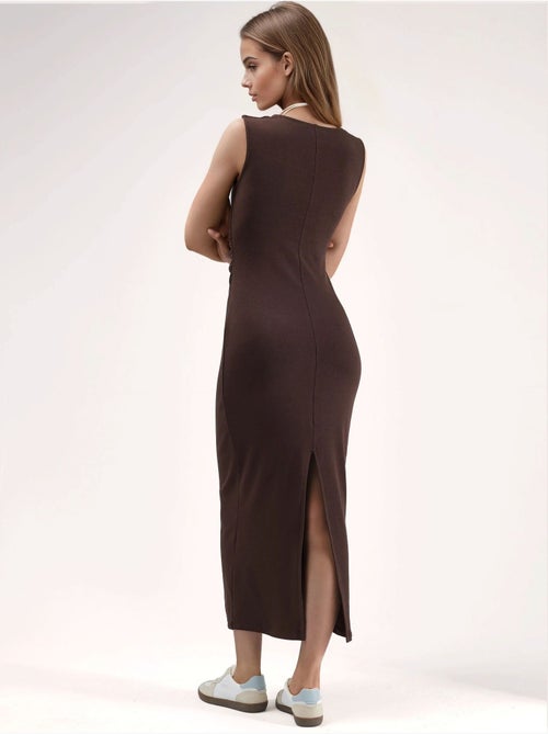 Vestido midi ajustado con cuello cuadrado y abertura hiccup - Kiabi Vestido midi ajustado con cuello cuadrado y abertura hiccup - Kiabi