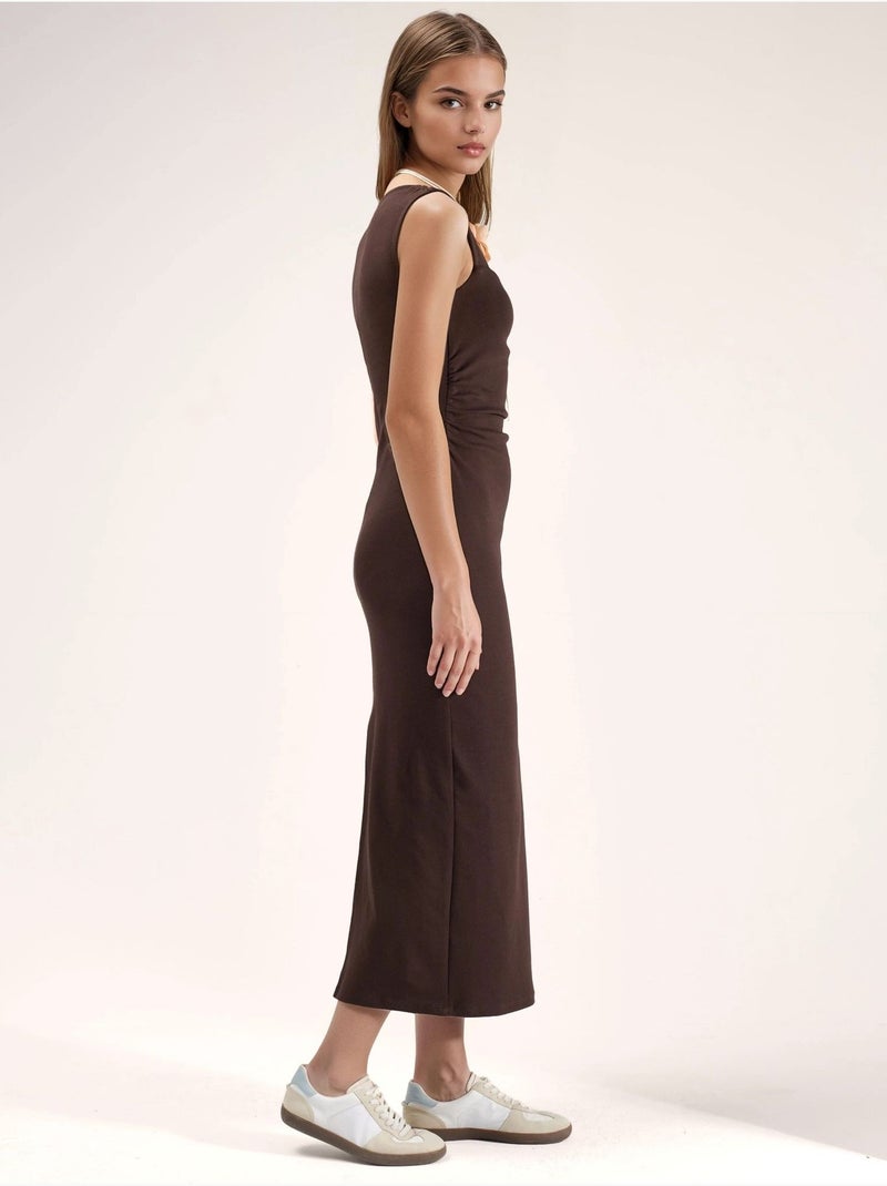 Vestido midi ajustado con cuello cuadrado y abertura hiccup Marrón oscuro - Kiabi