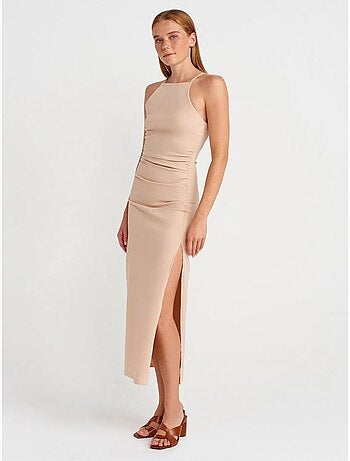 Vestido midi ajustado con cuello halter y abertura dilvin