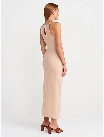 Vestido midi ajustado con cuello halter y abertura dilvin