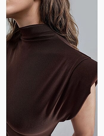 Vestido midi ajustado con cuello redondo y relleno busem