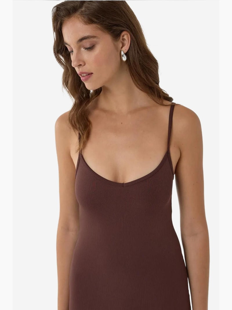 Vestido midi ajustado con escote en v y tirantes finos hiccup Marrón - Kiabi